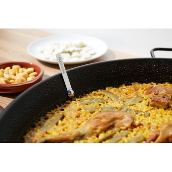 paella magnet is perfect to measure our broth and add the rice