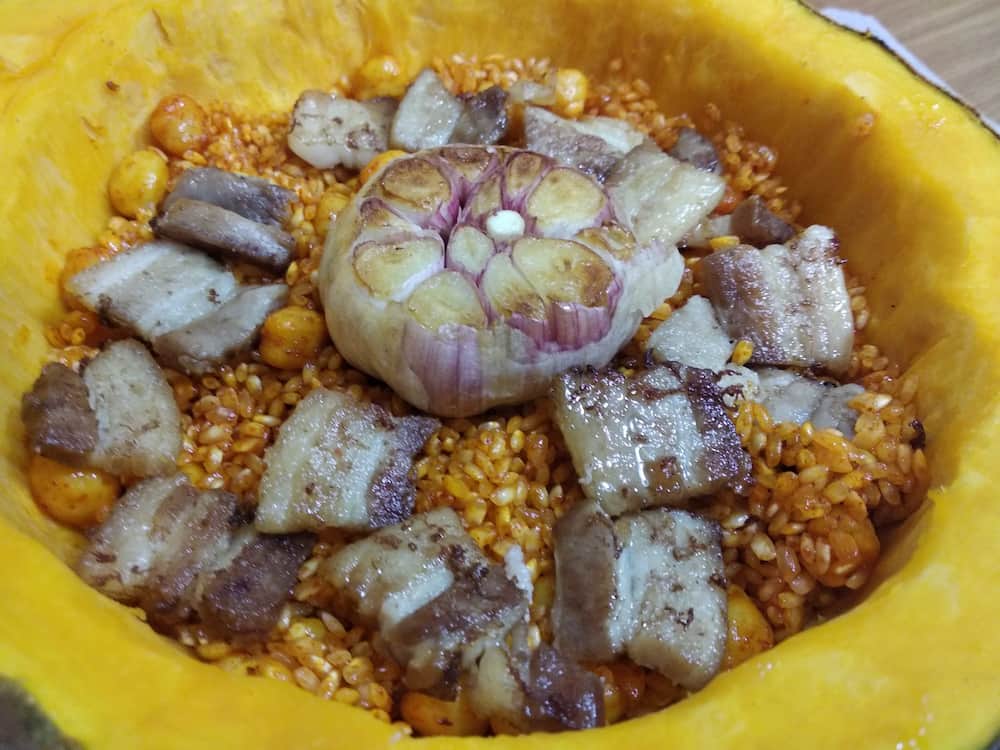 7.- We put all the ingredients together inside the pumpkin