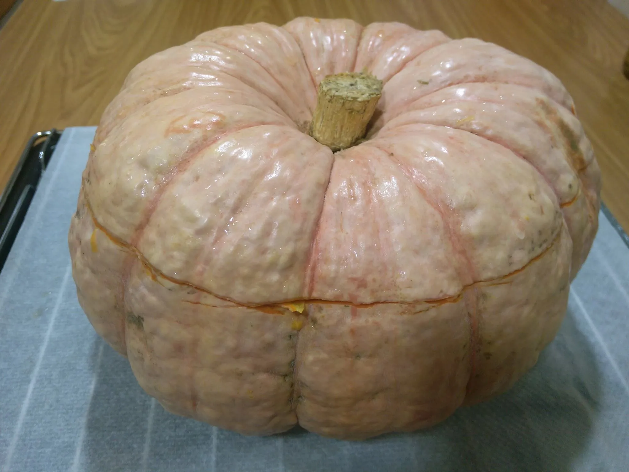 1.- Clean the outside of the pumpkin