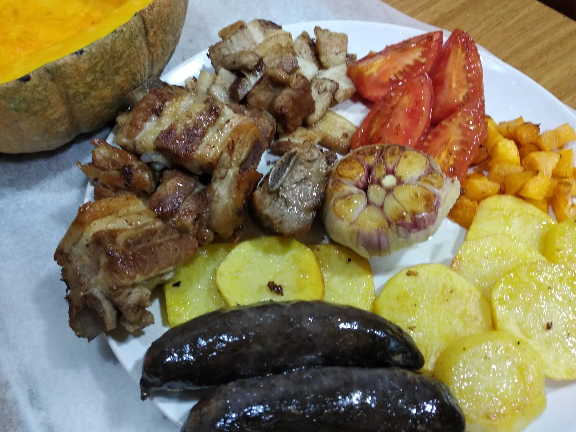 5.- Fry the meat, garlic, potatoes, tomato and pumpkin cubes