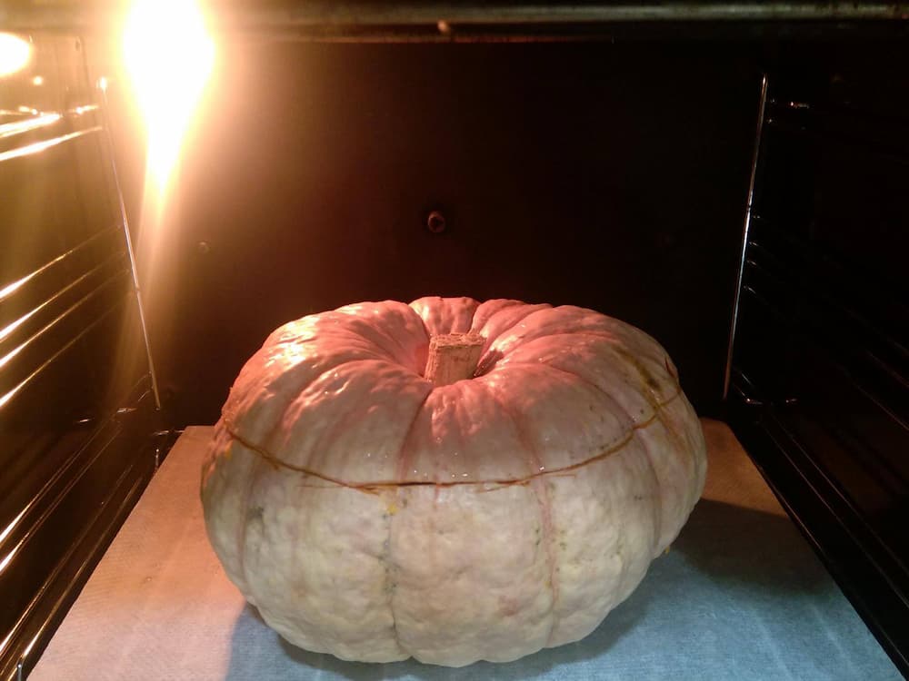 1.- Clean the outside of the pumpkin