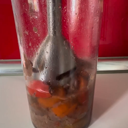 2.- Cut and crush the tomatoes