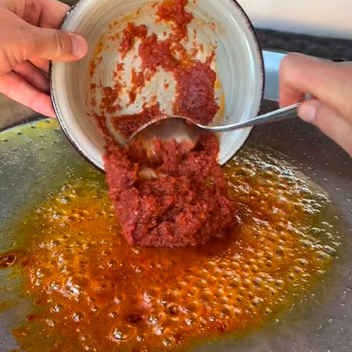 2.- Cut and crush the tomatoes 2.- Cut and crush the tomatoes