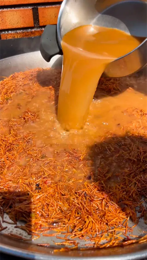 9.- Add the broth and let it cook