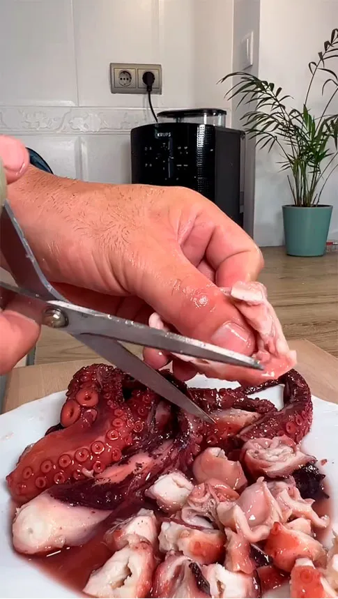 2.- Cut the octopus and fry it