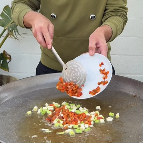 5.- Grate the tomatoes