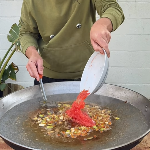 6.- Reduce the tomato