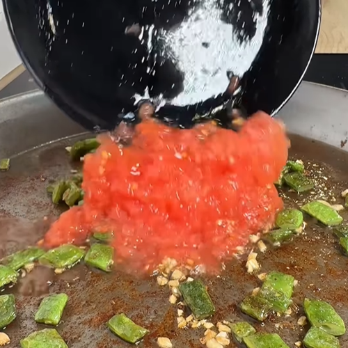 6.- Reduce the tomato