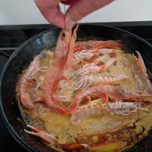 10.- Add the prawns and COOK!