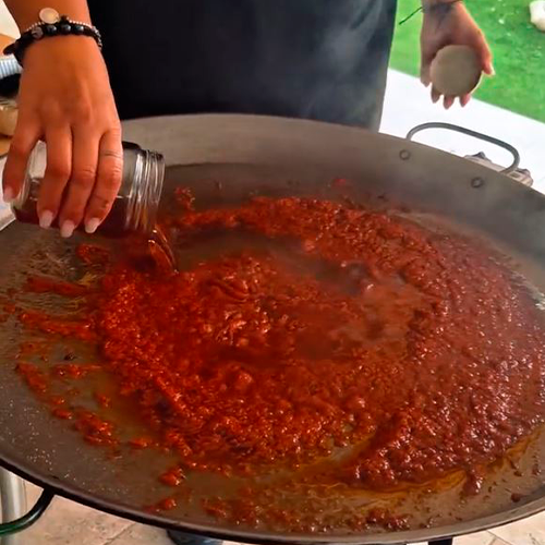 5.- Grate the tomatoes