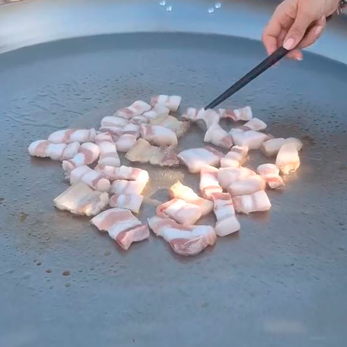 2.- Cut the octopus and fry it