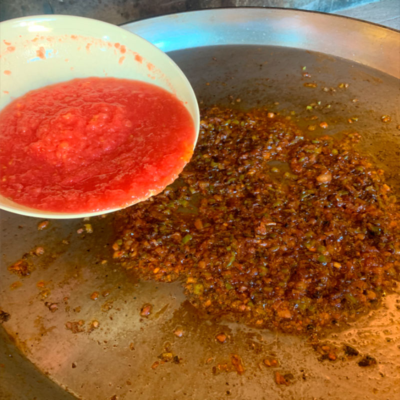5.- Fry the tomato with the paprika