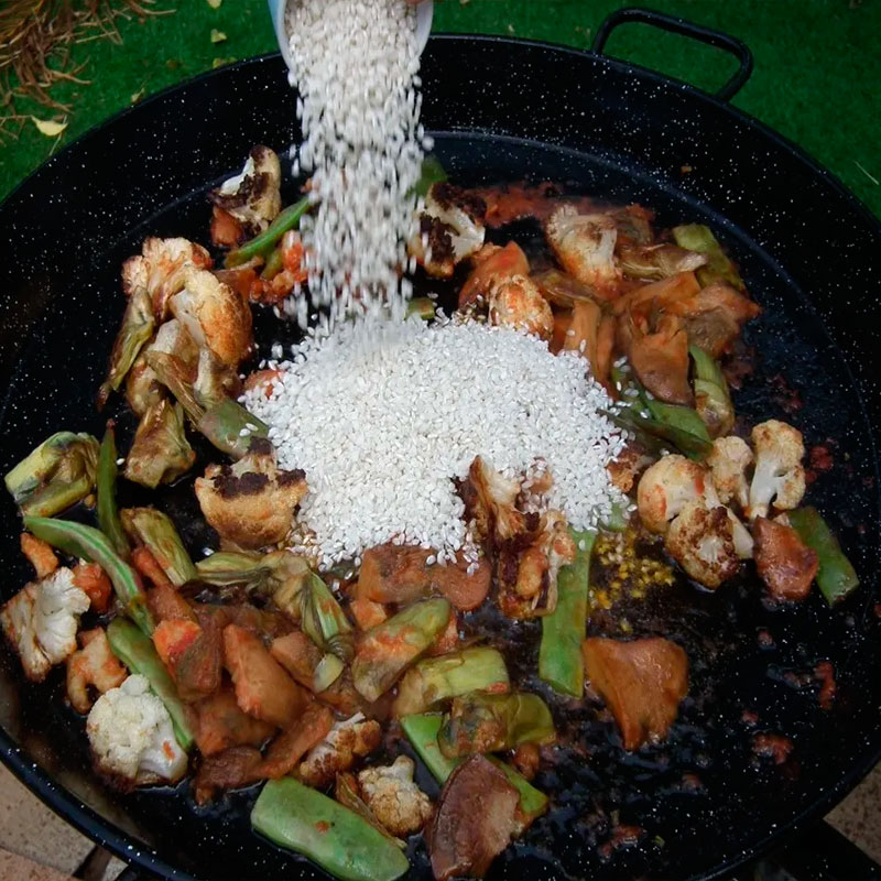 3.- Add the rice