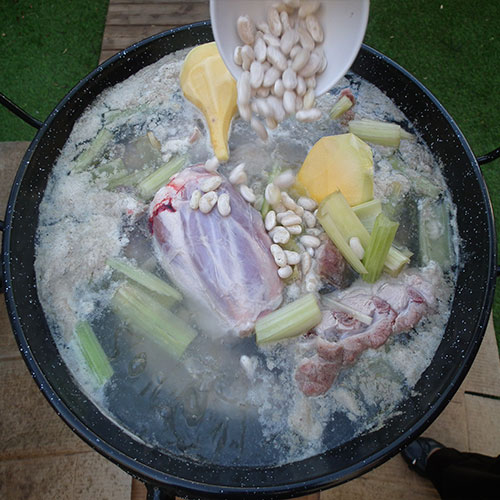 2.- Cooking vegetables and adding saffron