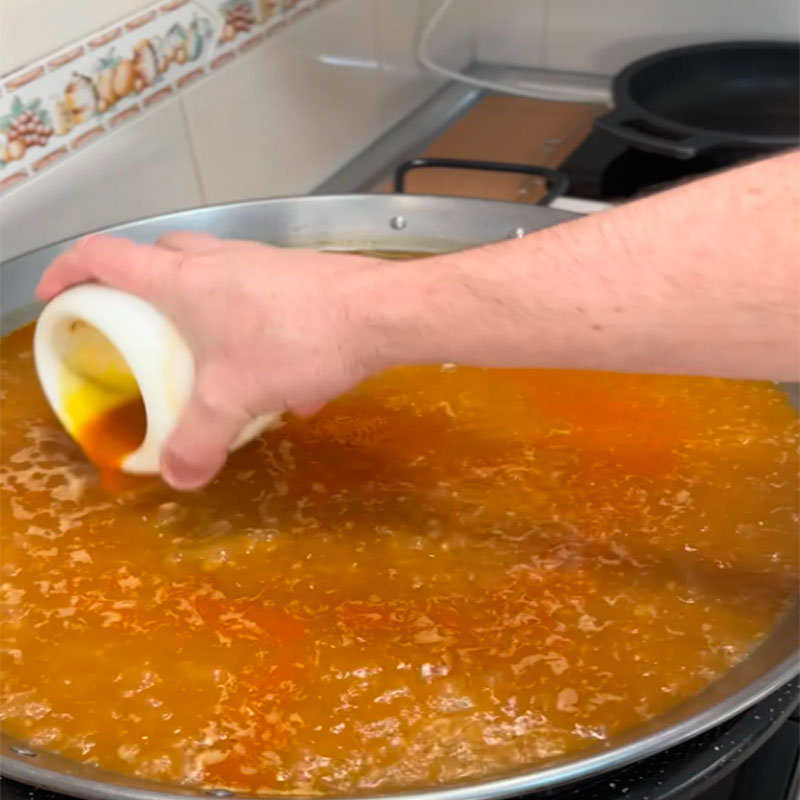 16.- Add the saffron infusion 16.- Add the saffron infusion
