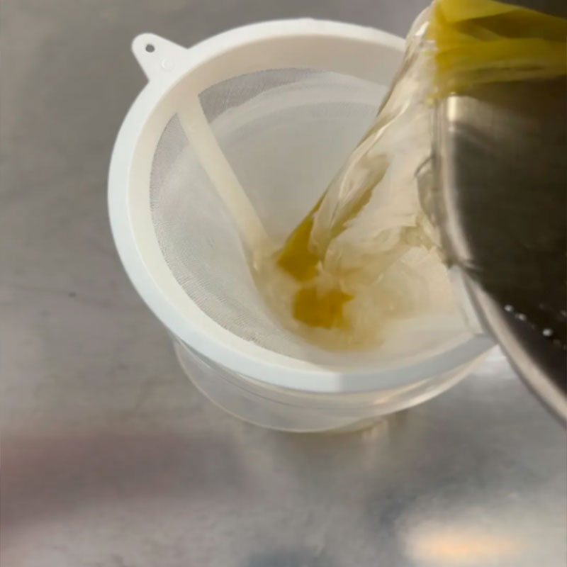 3.- Strain the broth 3.- Strain the broth