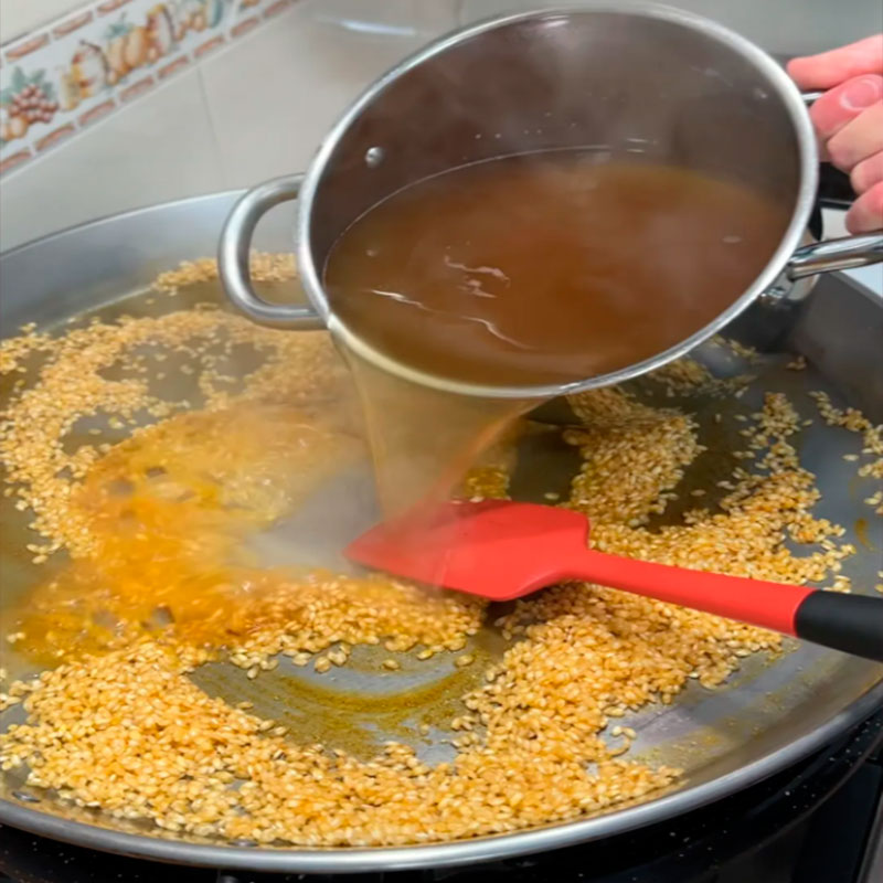 14.- Add the broth 14.- Add the broth