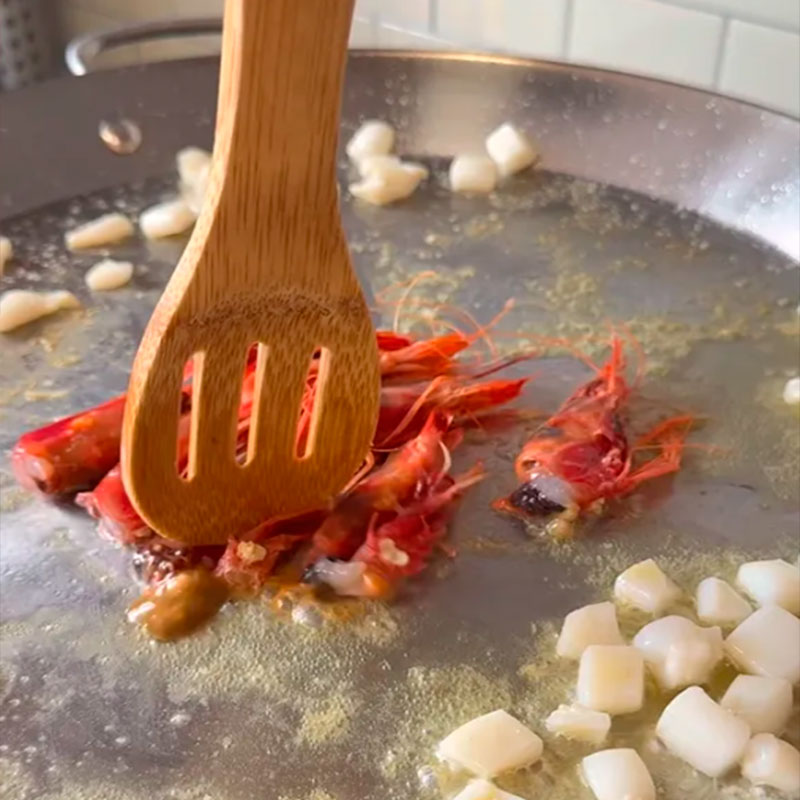 5.- We crush the shrimp heads