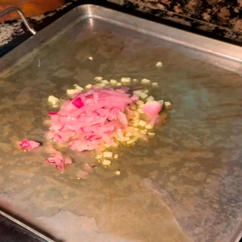 2.- Mark the garlic and onion