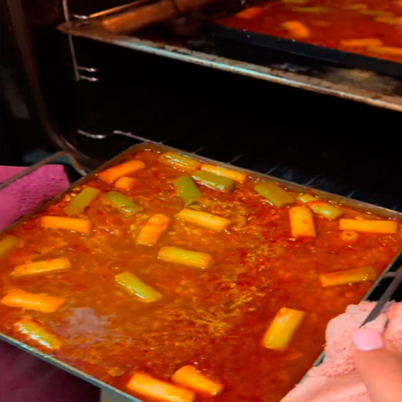 8.- Divide the rice and place it in the oven.