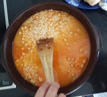 5.- Add broth and chickpeas.