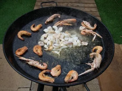 3.- Add the shellfish