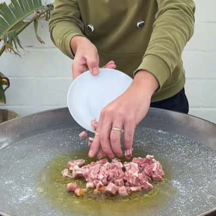 2.- Cut the octopus and fry it