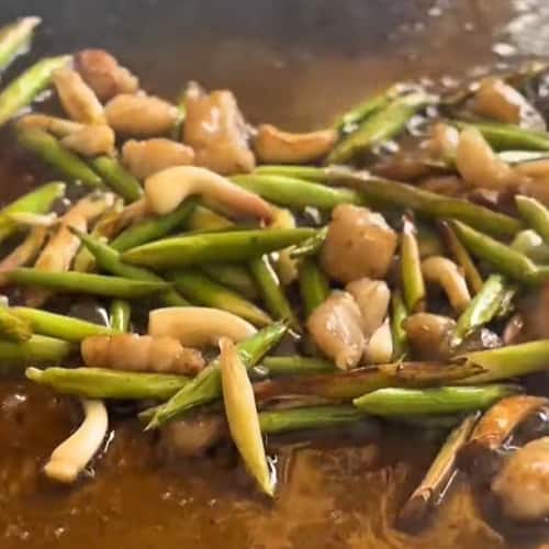 2.- Sauté the garlic and the fat