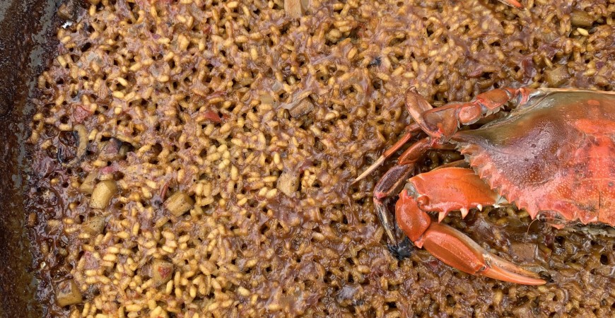 Recipe by @cris_riceandmeal: blue crab rice, dirty cuttlefish and caramelized onion with red vermouth