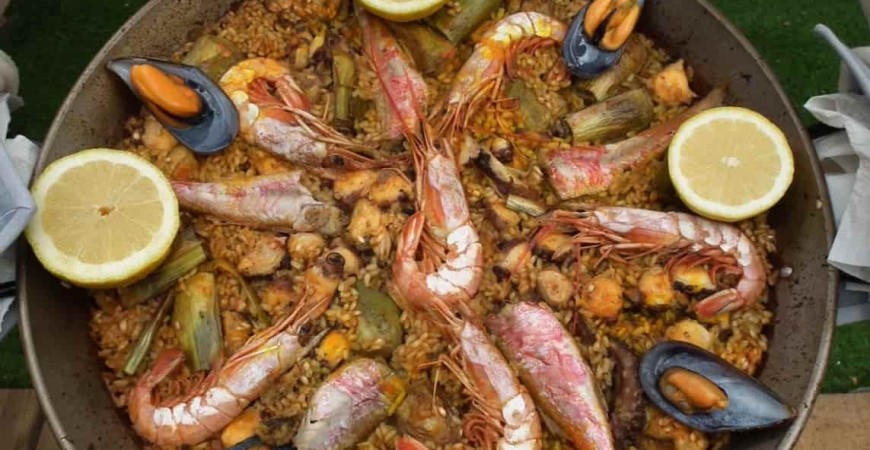 Easy recipe octopus, red mullet and artichokes paella