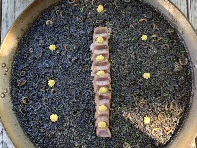 Recipe by @cris_riceandmeal: Black squid rice and tuna tataky with spicy avocado mayonnaise.