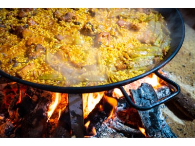 Is the paella covered when cooking?