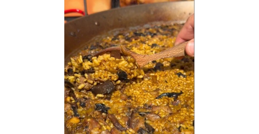 Receta de _comeydisfruta_: arroz con cordero, setas y ajos tiernos