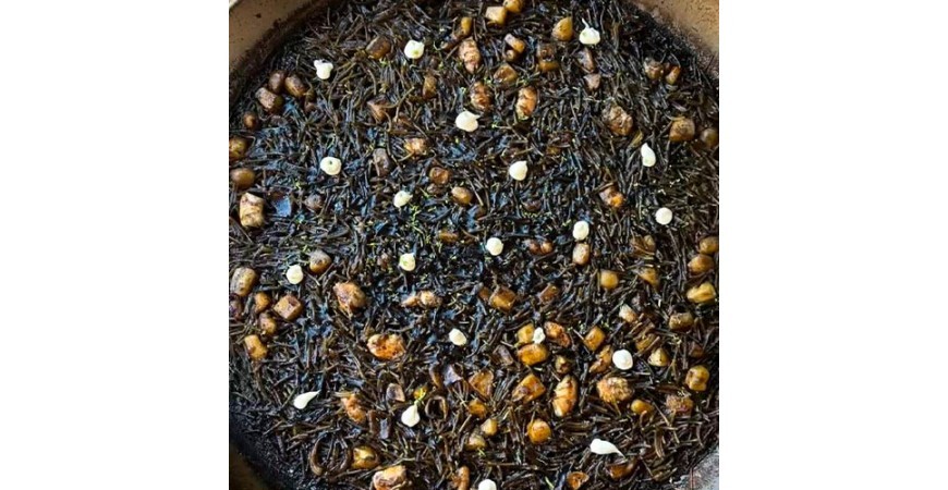 Recipe from @fanaticook: Black squid fideuá with aioli and citrus