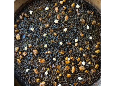 Recipe from @fanaticook: Black squid fideuá with aioli and citrus