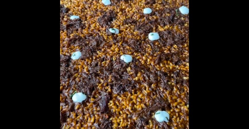  90 / 5.000 Recipe from @fanaticook: Thin-crusted rice with Iberian pork cheeks and cured cheese cream