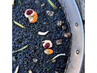 Receta de @cris_riceandmeal: arroz negro de calamar, vieras y ajos tiernos
