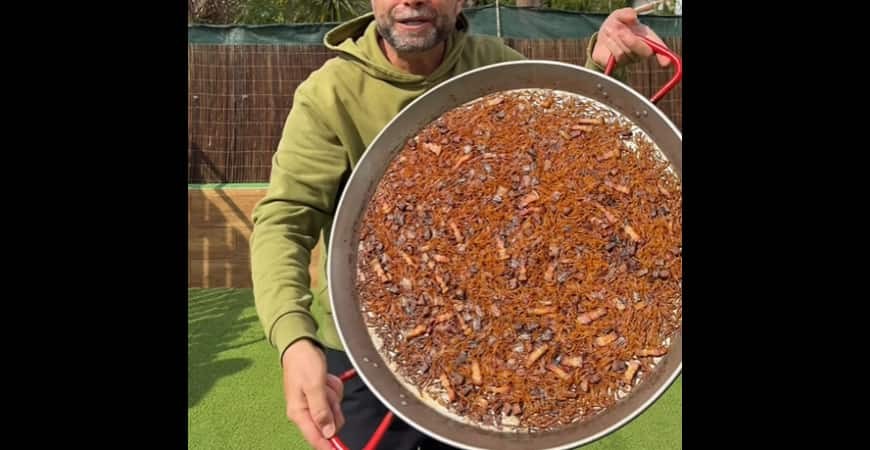 Recipe by comeydisfruta: Fideuá with secreto (Iberian pork cut), torrezno, and fresh garlic