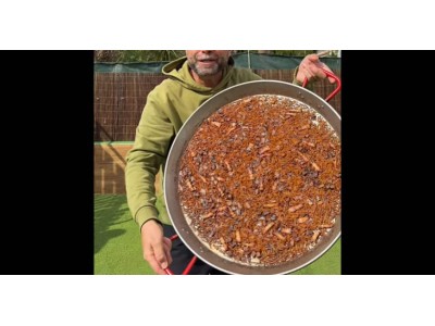 Recipe by comeydisfruta: Fideuá with secreto (Iberian pork cut), torrezno, and fresh garlic