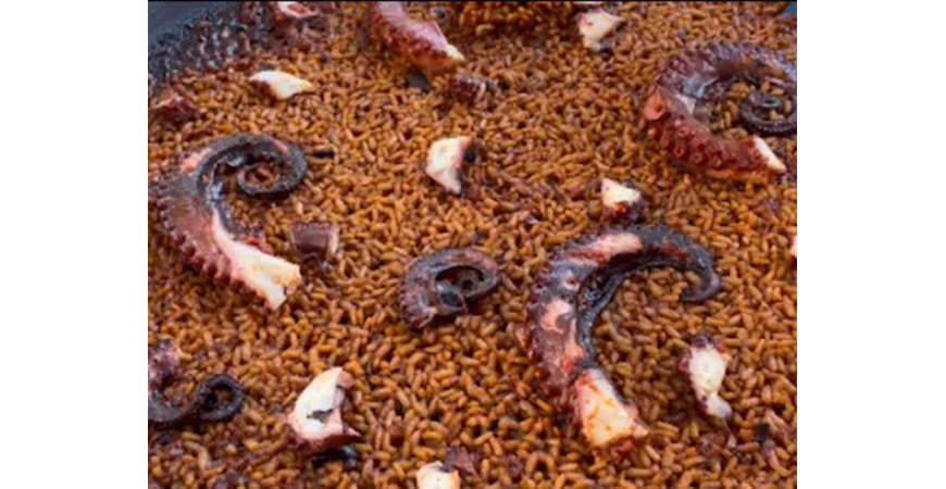 @cherenayuso recipe: paella of octopus , sobrassada and black garlic
