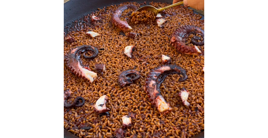 @cherenayuso recipe: paella of octopus , sobrassada and black garlic