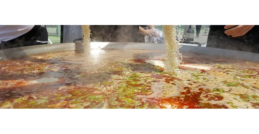 What do we put first in a Valencian paella, rice or water?