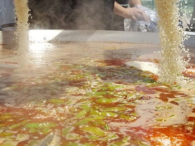 What do we put first in a Valencian paella, rice or water?