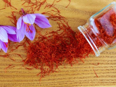 How to prepare a saffron infusion for paella