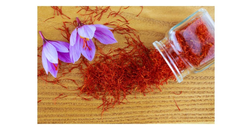 How to prepare a saffron infusion for paella