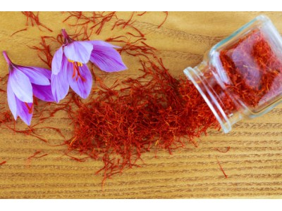 How to prepare a saffron infusion for paella