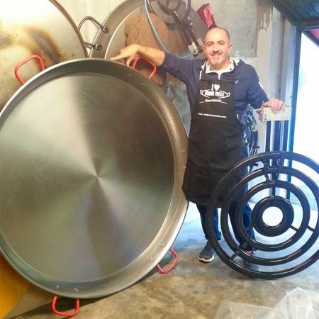 Hall of fame paella makers and paella pans