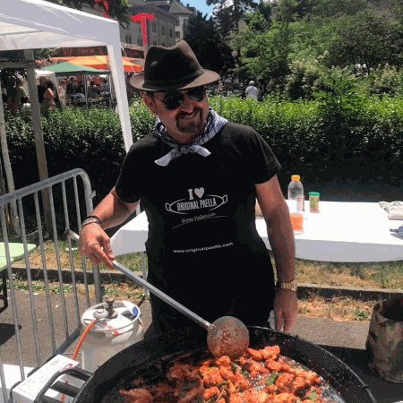 Hall of fame paella makers and paella pans