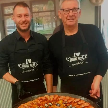 Hall of fame paella makers and paella pans